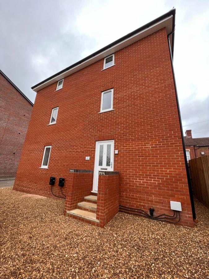 Superb Modern Flat In Northampton, Parking &Ev Apartment Exterior foto